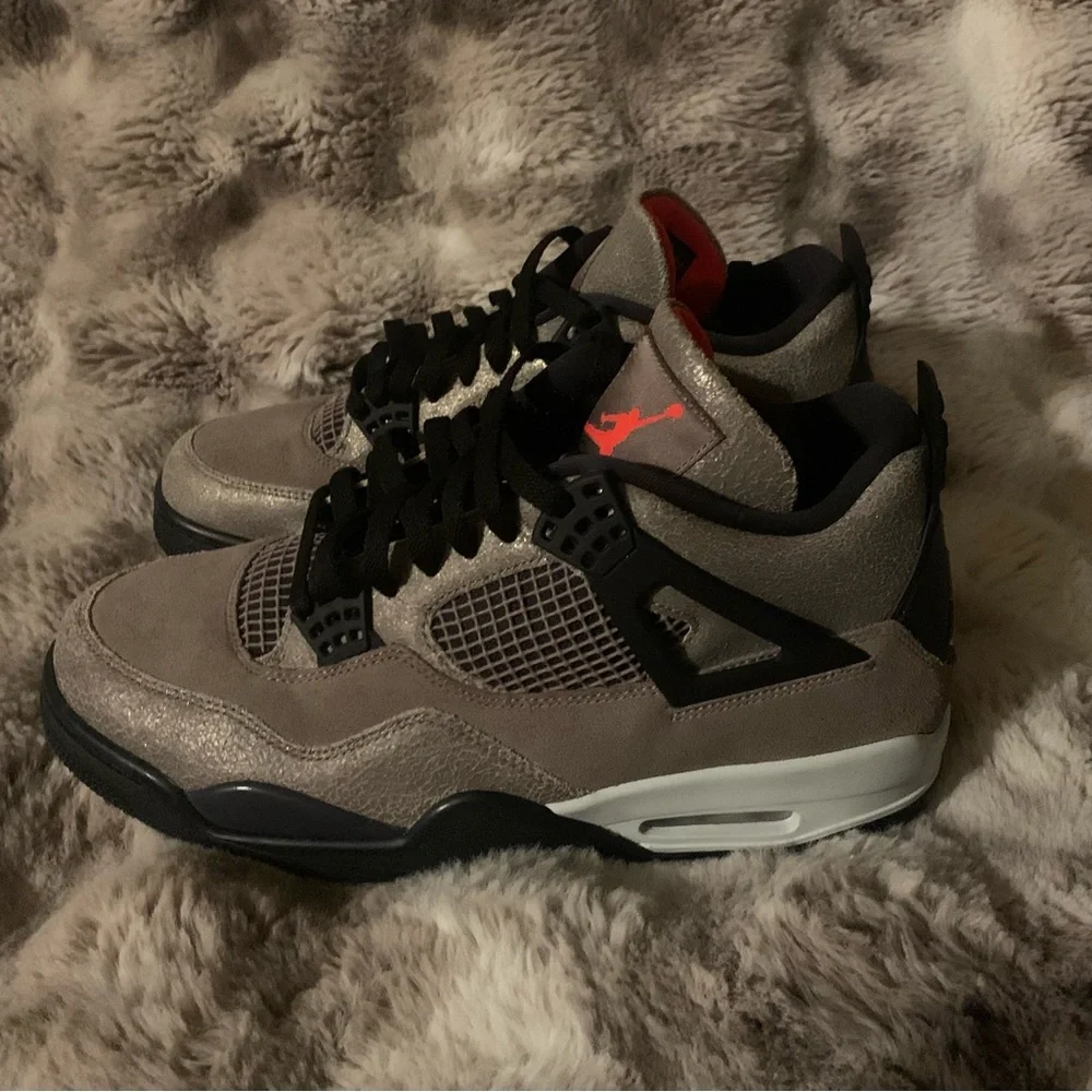 Jordan Men’s 4 Taupe Haze, Size 11, Brown/Black/White color way